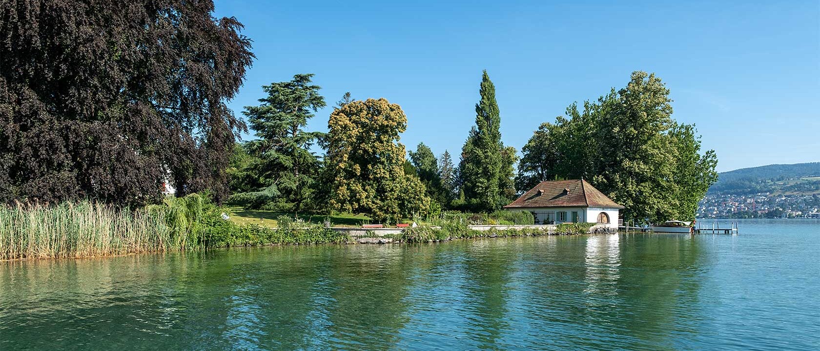 Bootshaus im Park mit grossem Baumbestand am Z&uuml;richsee