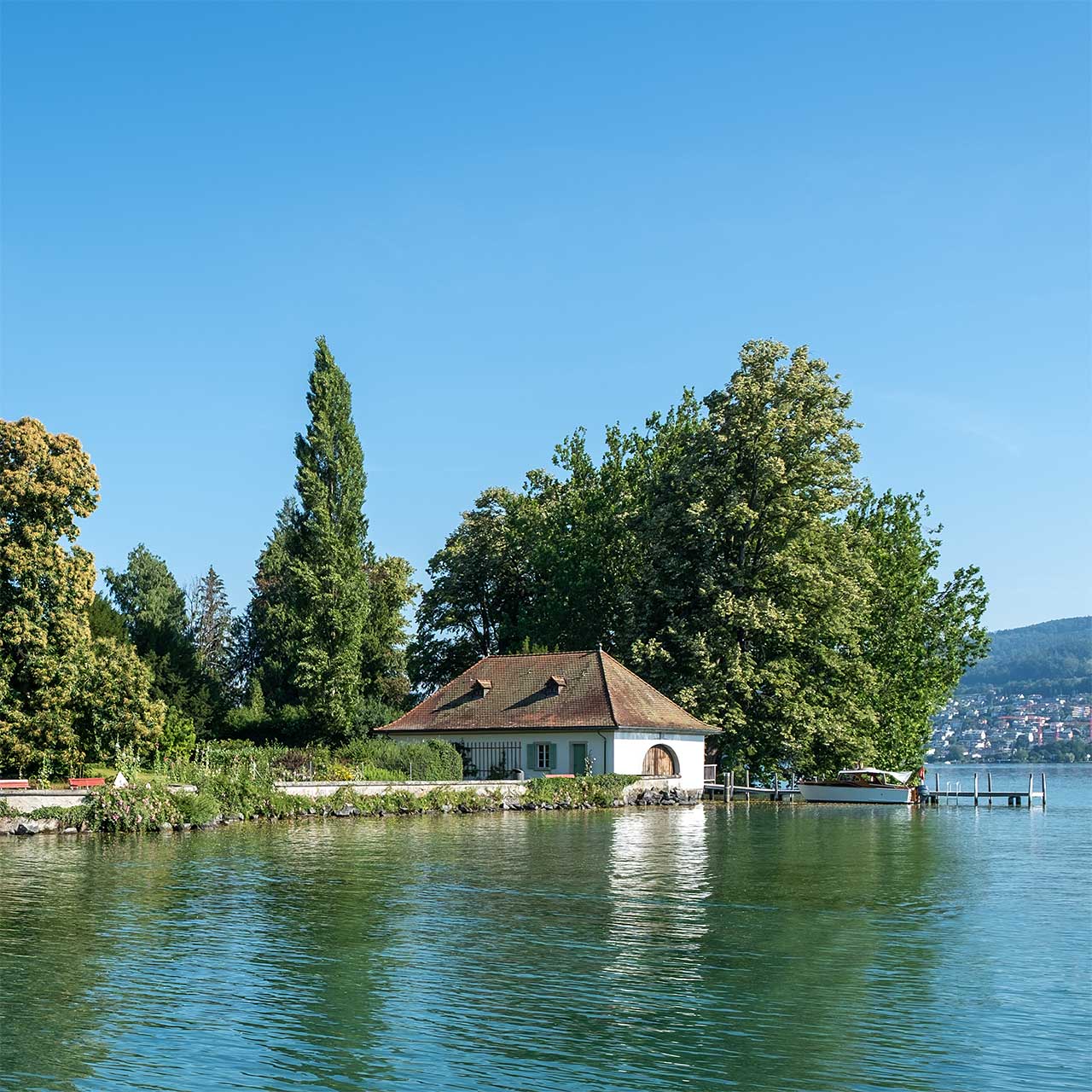 Bootshaus im Park mit grossem Baumbestand am Zürichsee (Ausschnitt)
